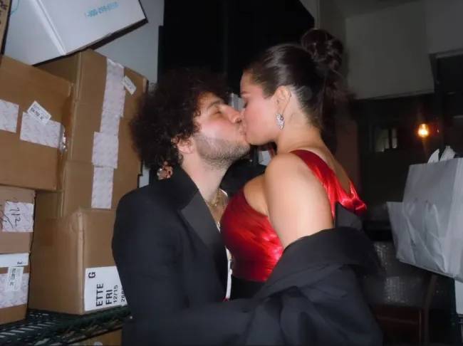 Selena Gómez besa a Benny Blanco