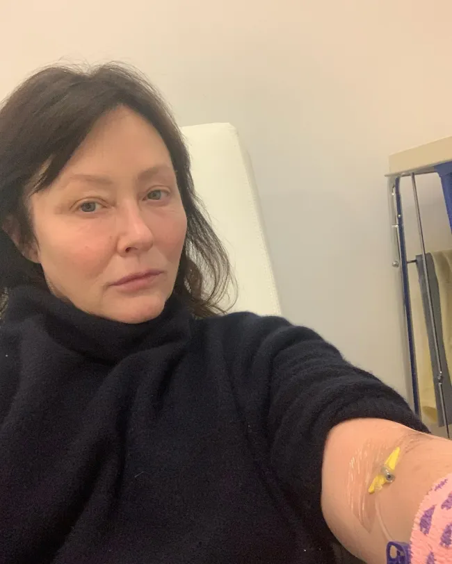 Shannen Doherty se toma una selfie desde su cama de hospital.