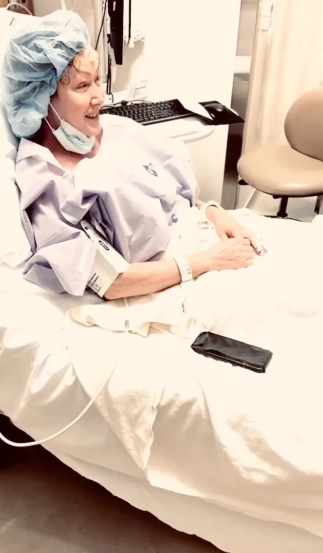 Shannen Doherty en la cama de un hospital