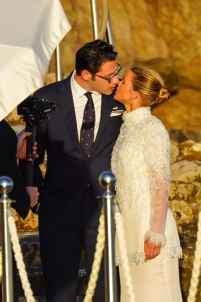 La ruborizada novia Sofia Richie luce radiante con un elegante vestido blanco mientras celebra su lujoso fin de semana de bodas en la Riviera francesa.