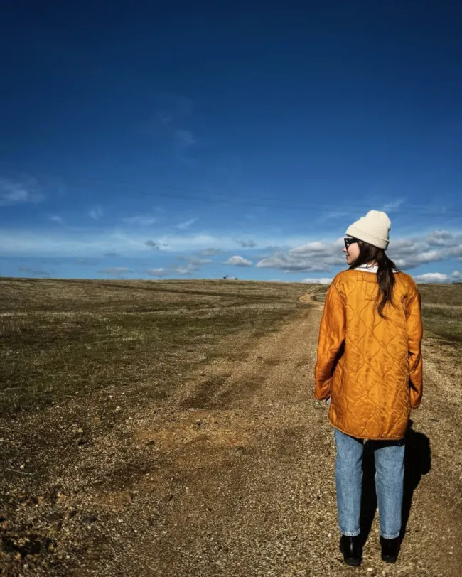 Sophia Bush en un camino de tierra mirando al abismo