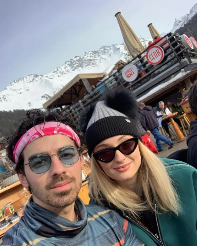 Sophie turner y joe jonas selfie en un albergue de esquí