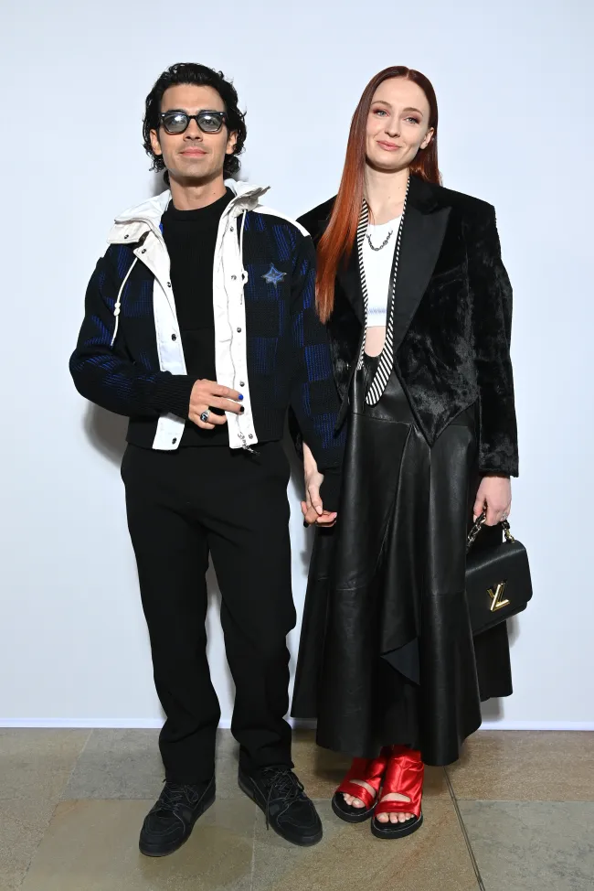 Joe Jonas y Sophie Turner asisten al desfile Otoño/Invierno 2022/2023 de Louis Vuitton Womenswear 2022.