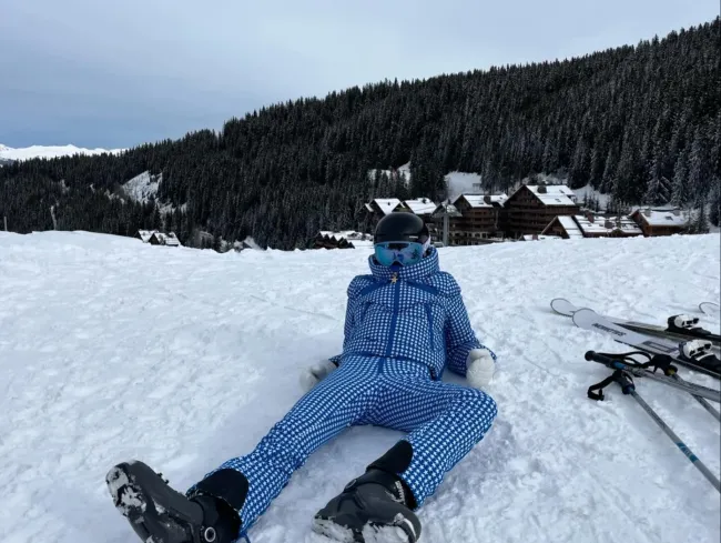 Sophie Turner tumbada en la nieve