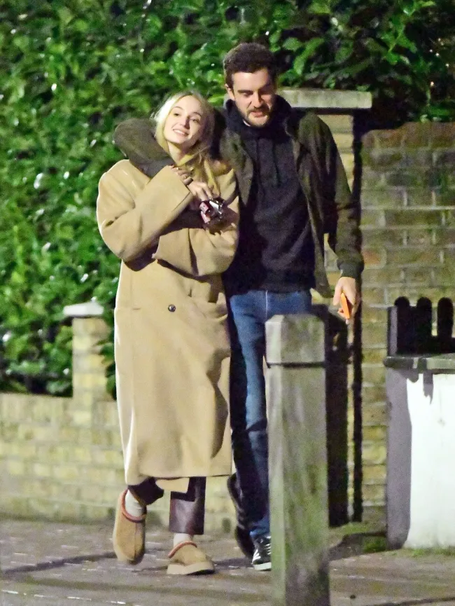 Sophie Turner y Peregrine Pearson caminando juntos