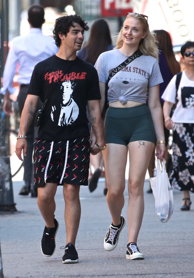 Joe Jonas y Sophie Turner caminando juntos