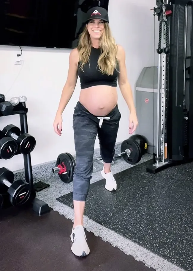 Sheree Gustin embarazada haciendo ejercicio con su panza expuesta