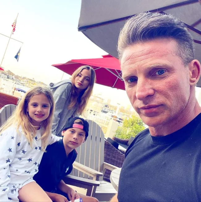 selfie de steve burton con sus tres hijos