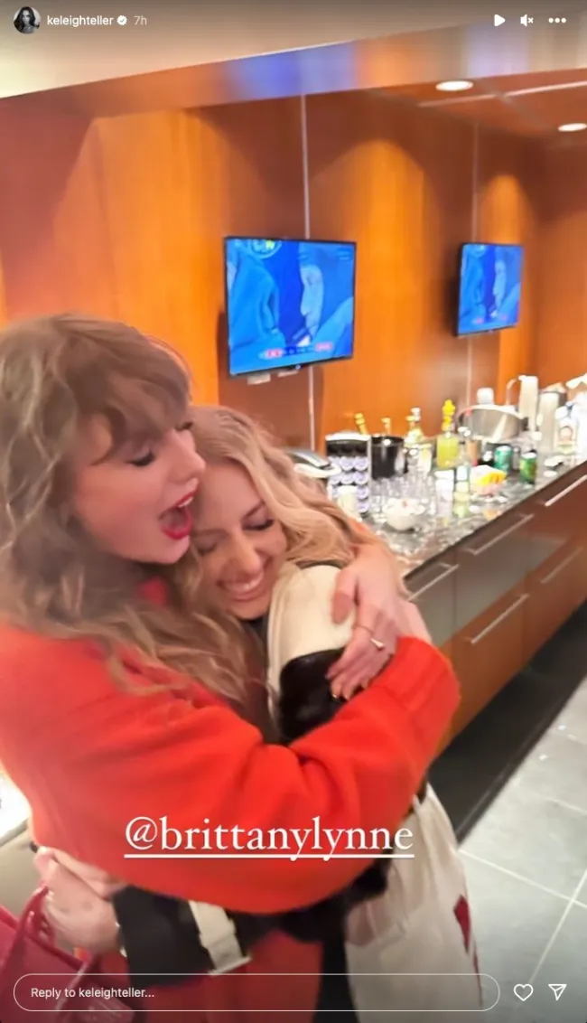 Taylor Swift y Brittany Mahomes abrazándose