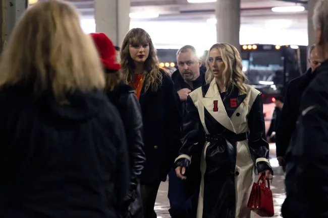 Taylor Swift y Brittany Mahomes llegan al estadio de fútbol
