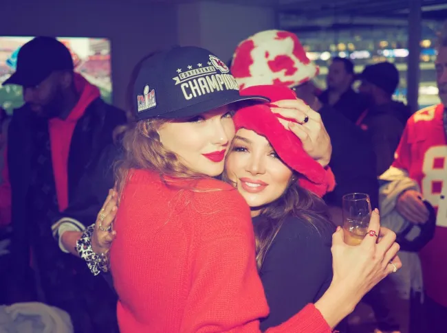 Keleigh Sperry abraza a Taylor Swift en la suite VIP.