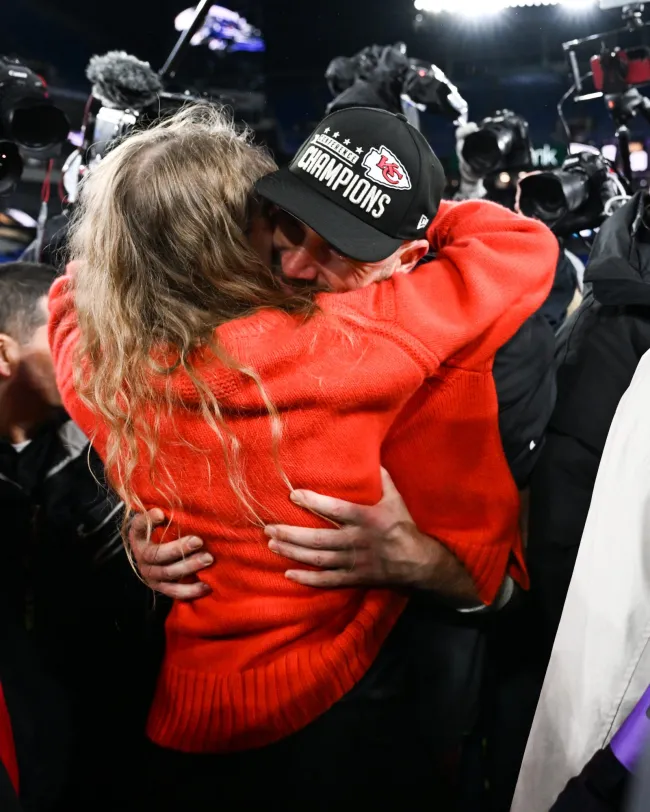 Taylor Swift abraza a Travis Kelce después de la victoria de los Chiefs.