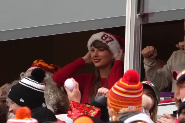 Taylor Swift con un gorro de Papá Noel en un partido de los Kansas City Chiefs.