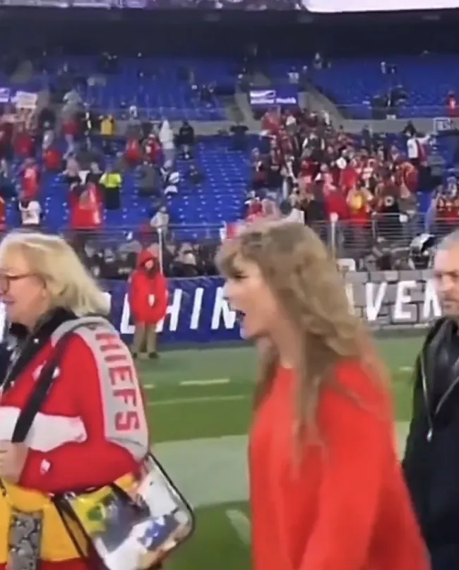Taylor Swift con Donna Kelce en el campo de fútbol.