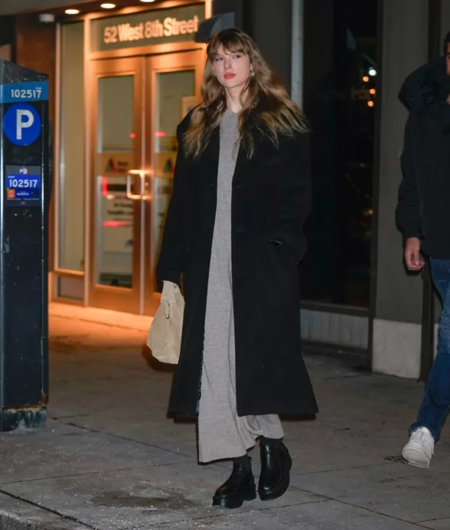 Taylor Swift caminando por Nueva York