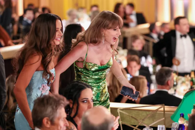 Keleigh Teller y Taylor Swift en los Globos de Oro.