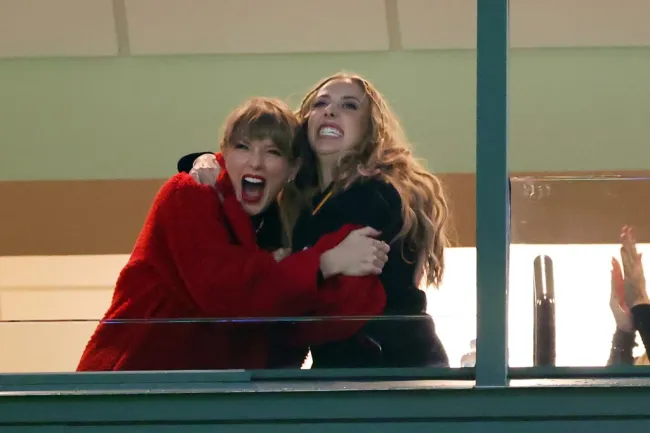 Taylor Swift y Brittany Mahomes se abrazan