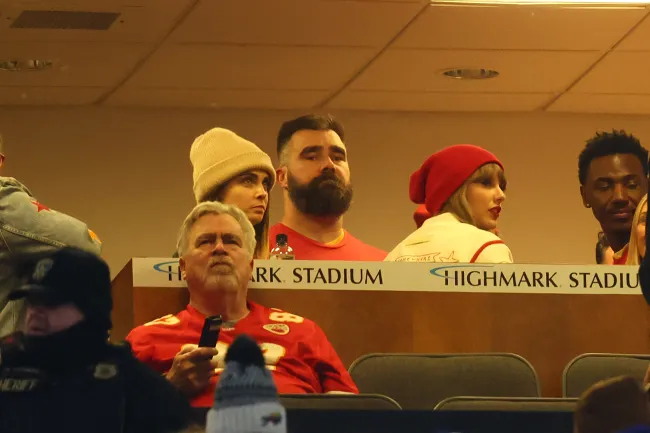 Taylor Swift, Cara Delevingne y Jason Kelce en el partido de los Chiefs