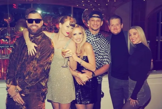 Taylor Swift, Travis Kelce y Patrick y Brittany Mahomes con otra pareja.