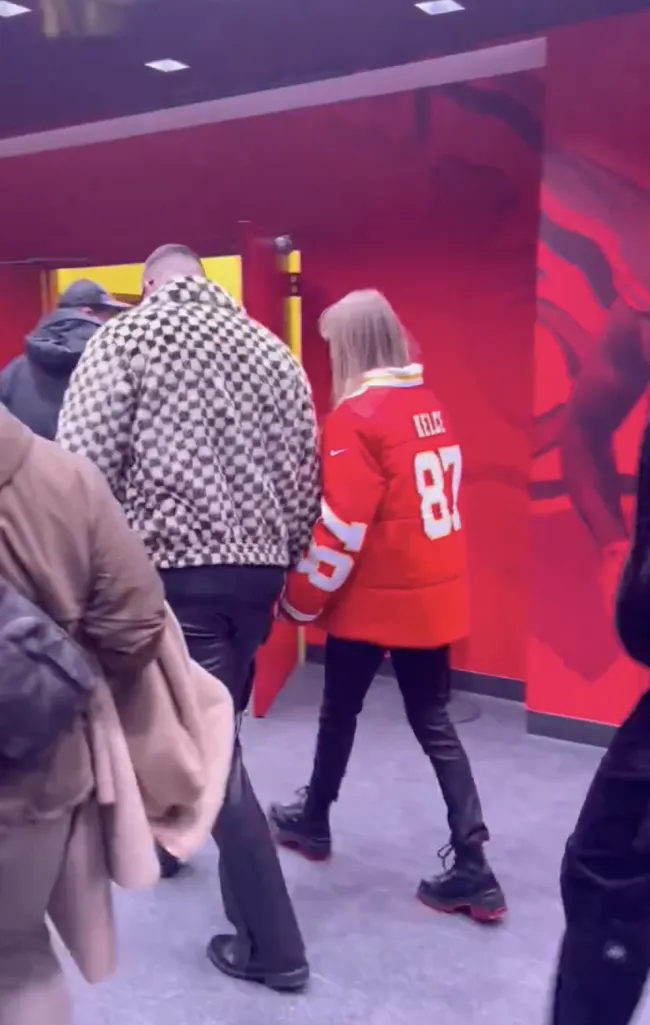 Se vio a Taylor Swift todavía con su chaqueta acolchada personalizada de los Chiefs mientras se marchaba.