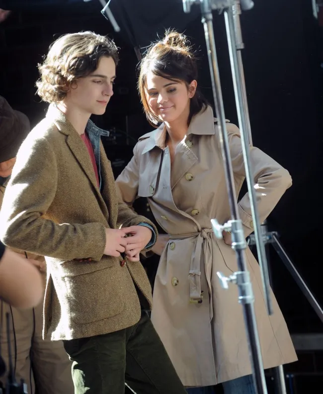 Timothèe Chalamet y Selena Gomez filmando una película.