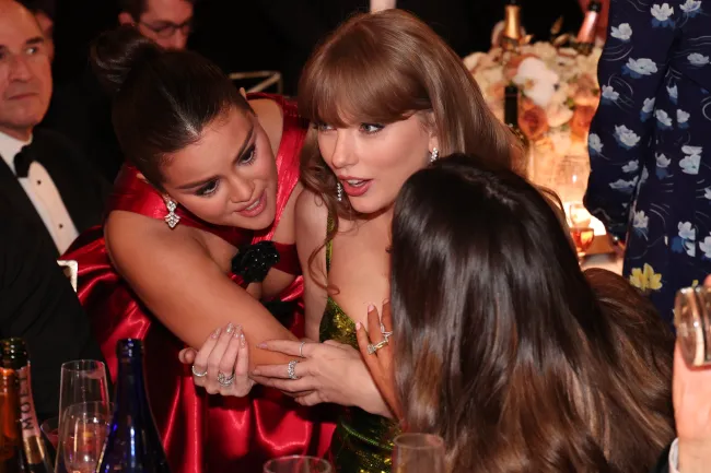 Selena Gomez charlando con Taylor Swift y Keleigh Sperry en los Globos de Oro 2024.