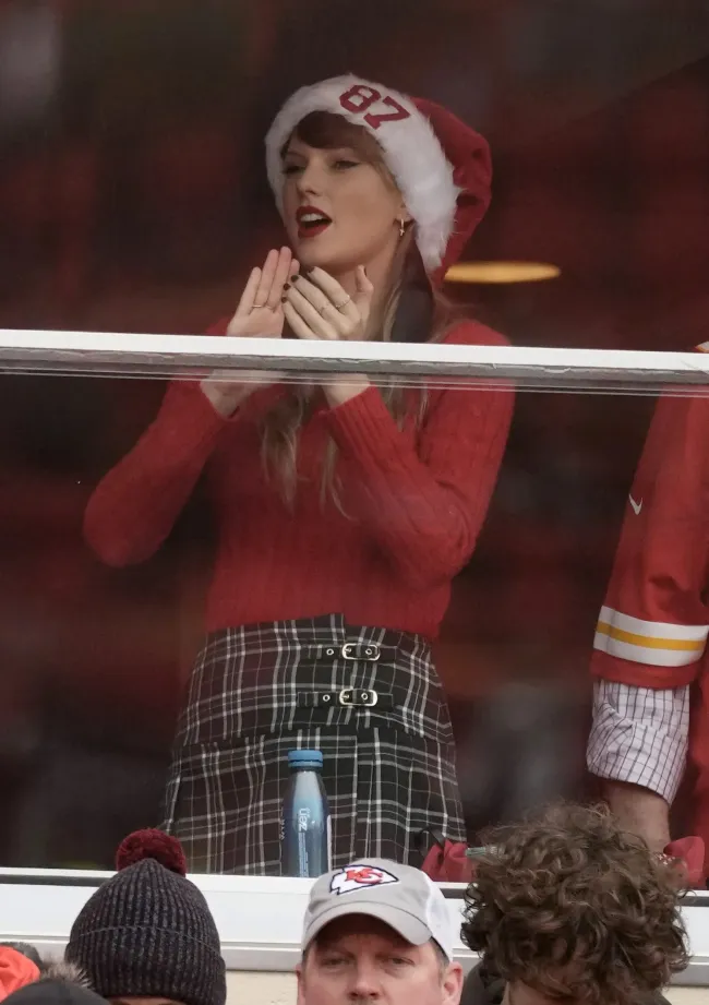 Taylor Swift es vista en una suite antes del inicio de un partido de fútbol americano de la NFL entre los Kansas City Chiefs y los Las Vegas Raiders el lunes 25 de diciembre de 2023 en Kansas City, Missouri.