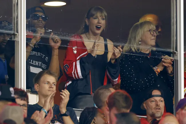 Taylor Swift y Donna Kelce animan antes del partido entre los Kansas City Chiefs y los Denver Broncos en el GEHA Field del Arrowhead Stadium el 12 de octubre de 2023 en Kansas City, Missouri.