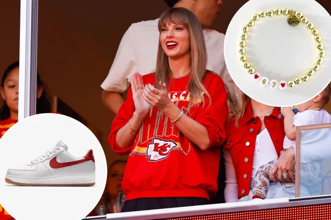 Taylor Swift en el partido de los Chiefs con inserciones de su brazalete 87 y zapatillas Nike