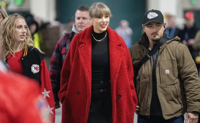 Taylor Swift, centro, llega antes del partido entre los Green Bay Packers y los Kansas City Chiefs en Lambeau Field en Green Bay, Wisconsin.