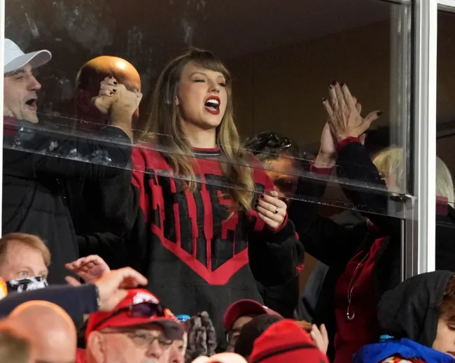 Taylor Swift reacciona a un touchdown de los Chiefs en el tercer cuarto contra los Buffalo Bills en el Arrowhead Stadium en Kansas City, Missouri.