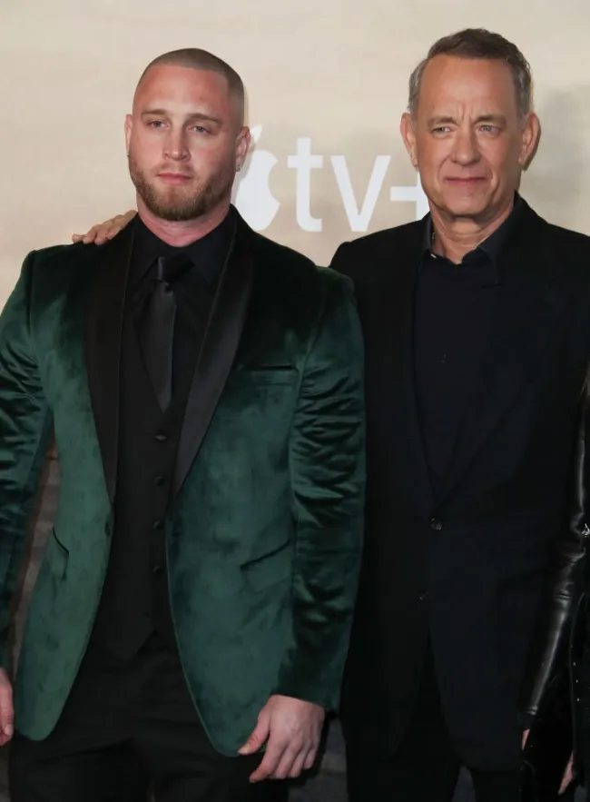 Tom Hanks con su mano en el hombro de su hijo Chet.