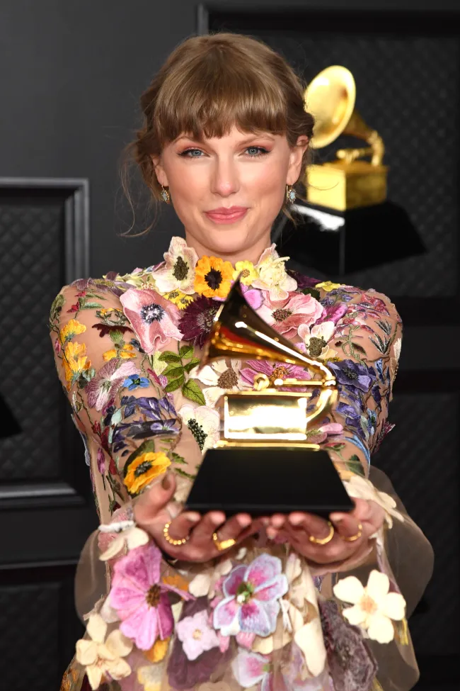Taylor Swift sosteniendo un premio Grammy en 2021.
