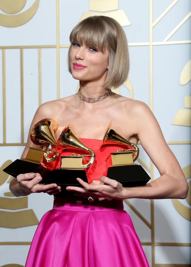 Taylor Swift con tres premios Grammy en 2016.