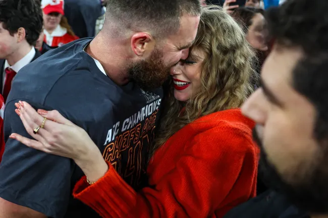 Taylor Swift besando a Travis Kelce en el juego del Campeonato de la AFC