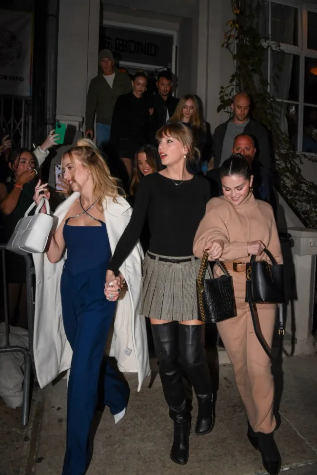 Brittany Mahomes, Selena Gomez, Taylor Swift, Gigi Hadid y Sophie Turner cenando.