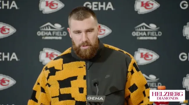 Travis Kelce hablando con los periodistas