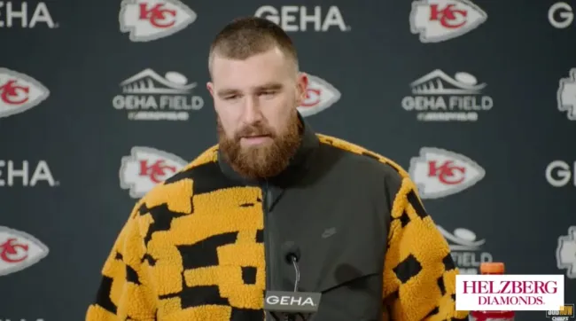 Travis Kelce hablando con los periodistas