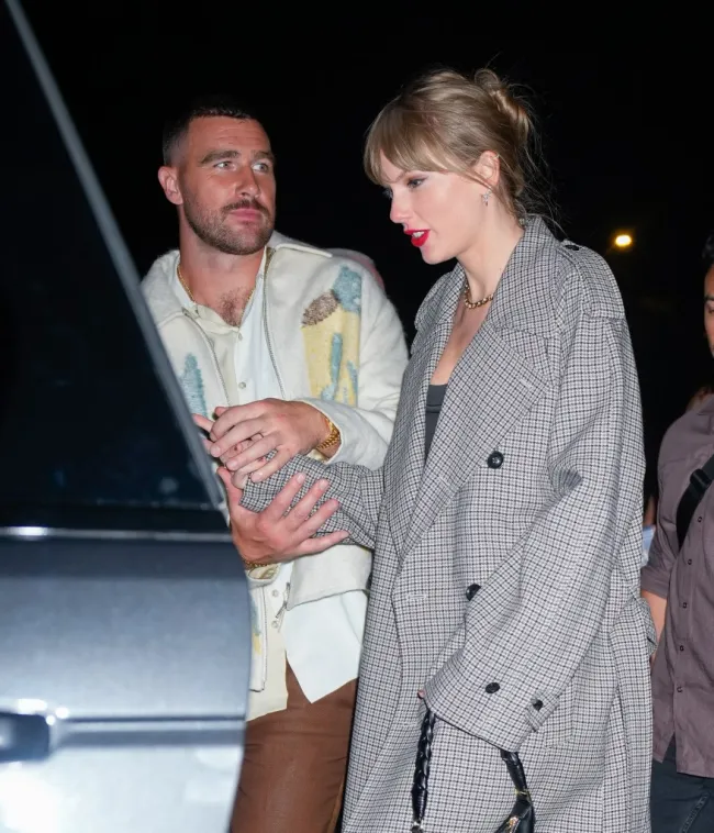 Taylor Swift y Travis Kelce subiéndose a un coche