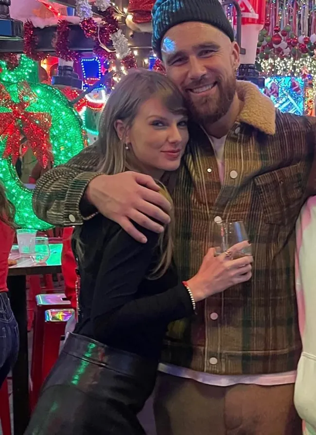 Taylor Swift y Travis Kelce sonriendo