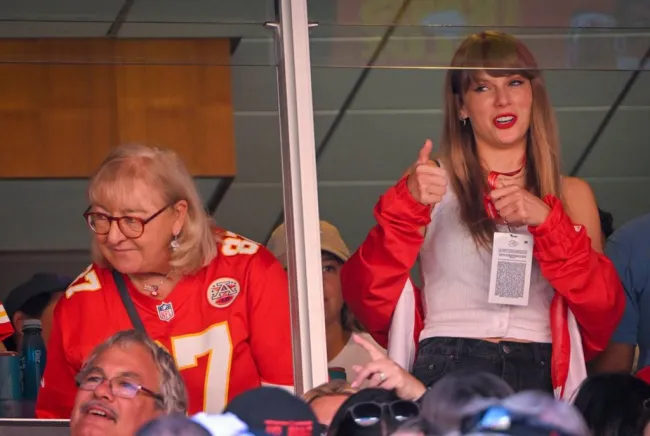 Taylor Swift y Donna Kelce en el GEHA Field del Arrowhead Stadium