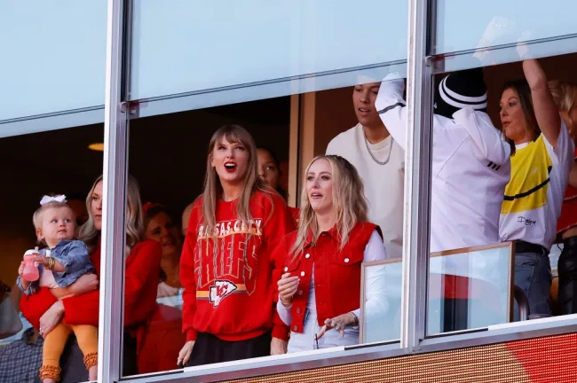 Taylor Swift y Brittany Mahomes en el GEHA Field del Arrowhead Stadium