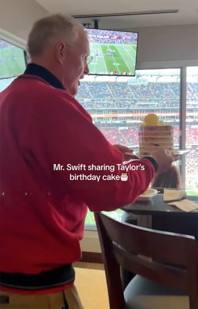 Scott Swift llevando un pastel de cumpleaños.