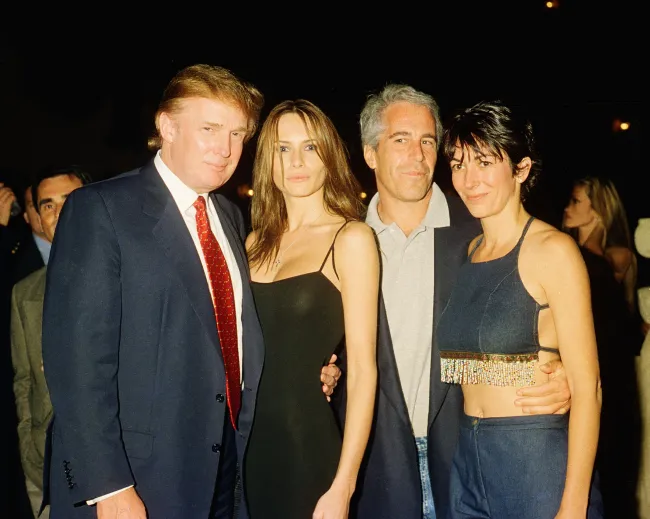 Jeffrey Epstein y Ghislaine Maxwell posando con Donald Trump y Melania Trump.