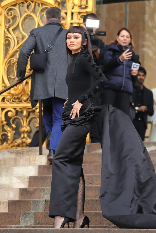 Zendaya luce un flequillo contundente en el desfile de Schiaparelli en la Semana de la Moda de Alta Costura de París.