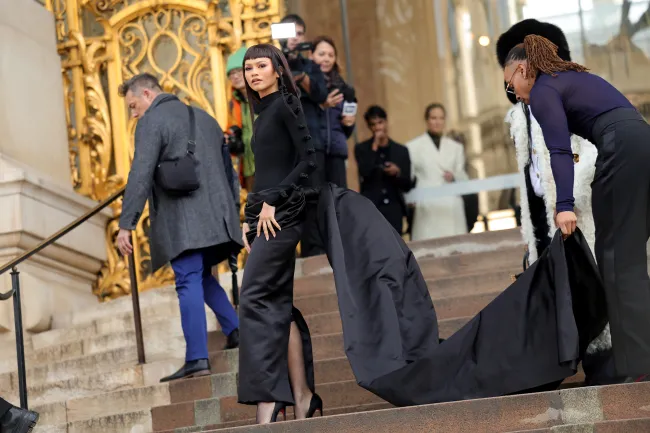 Zendaya luce un flequillo contundente en el desfile de Schiaparelli en la Semana de la Moda de Alta Costura de París.