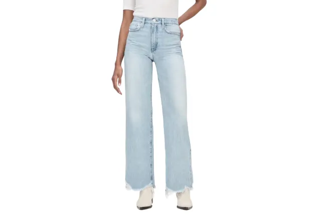 Una modelo con jeans anchos.