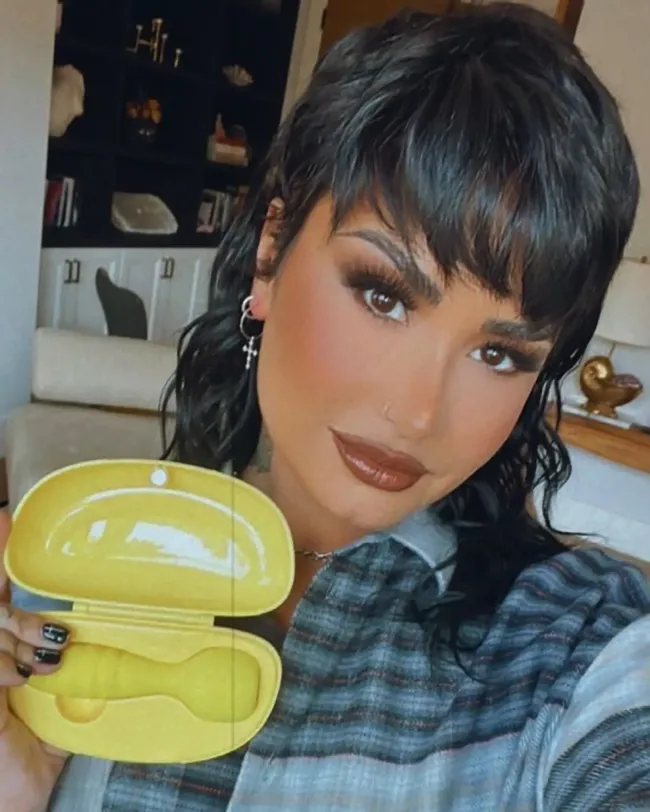 Demi Lovato con un vibrador amarillo