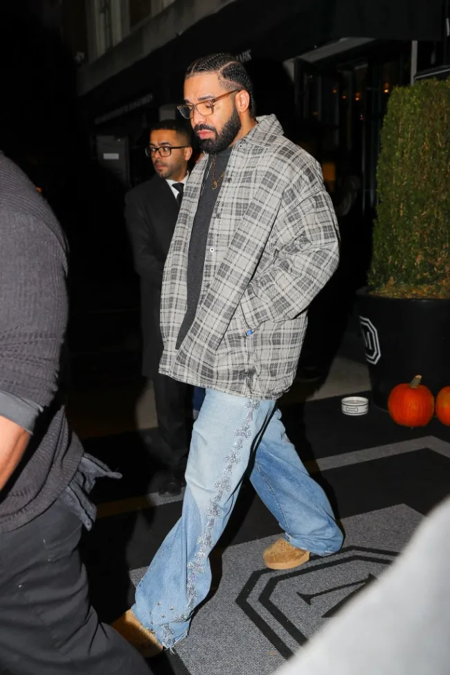 Drake saliendo de su hotel.