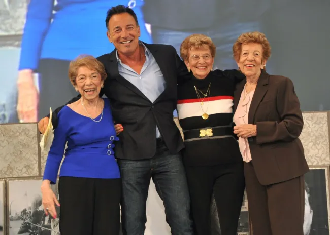 Adele Springsteen y Bruce Springsteen posando con otros miembros de la familia